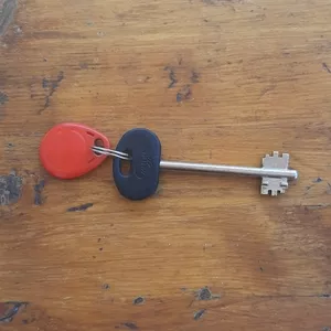 Найден ключ от дома на улице